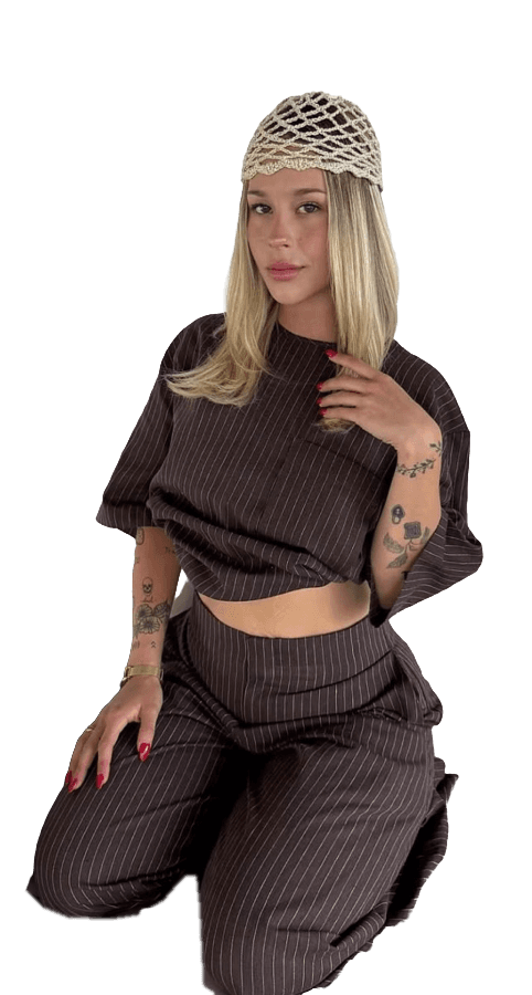 Antonia Jesús con conjunto a rayas y gorro tejido.